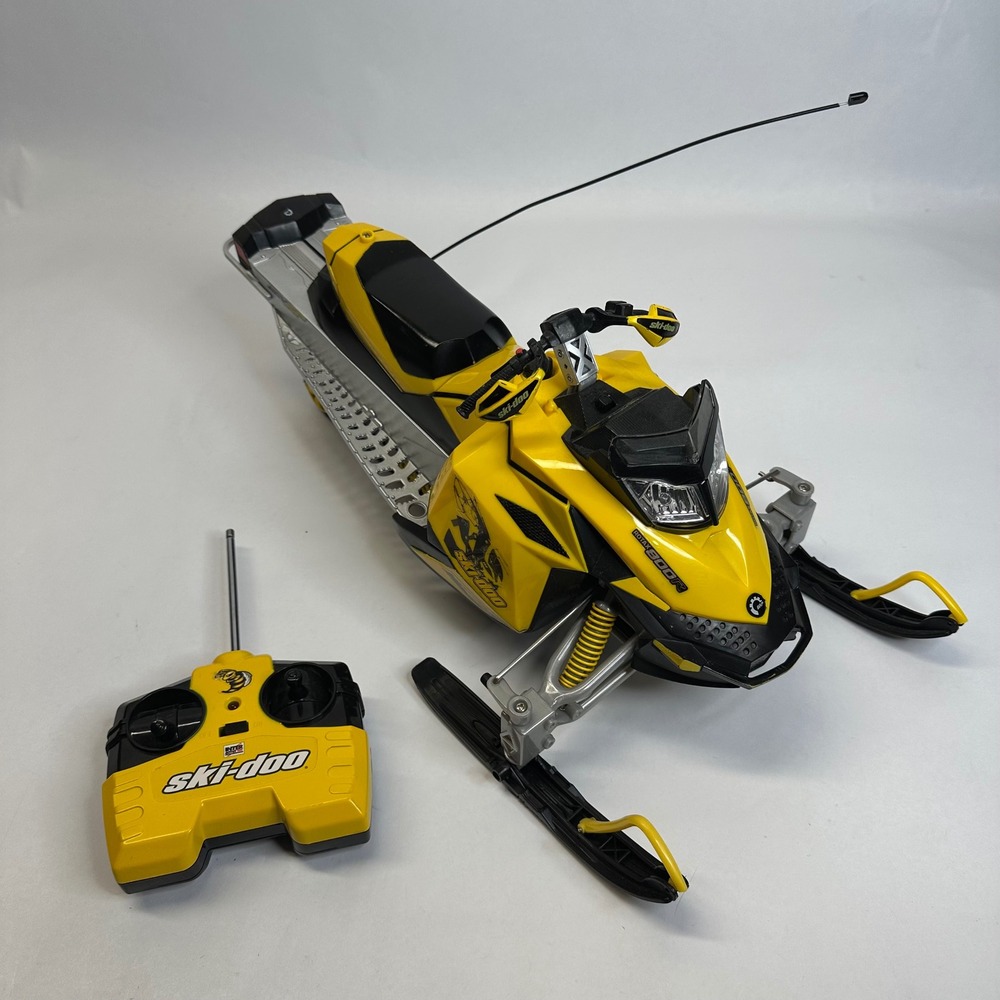 2011 Ski-Doo RC 1:8 Scale Inter Active MXZ 800 Toy Snowmobile Yellow Not Working